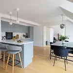 Leaves 6 - 2 Bdr With Shared Roof Terrace *