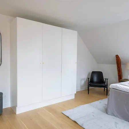 Apartment Sanders Leaves - Two-bedroom With Shared Roof-top Terrace