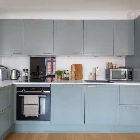 Sanders Leaves - Two-bedroom With Shared Roof-top Terrace *