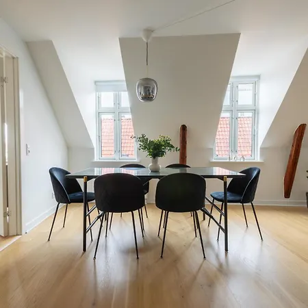 Apartment Sanders Leaves - Two-bedroom With Shared Roof-top Terrace