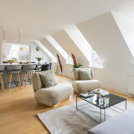 Sanders Leaves - Two-bedroom With Shared Roof-top Terrace