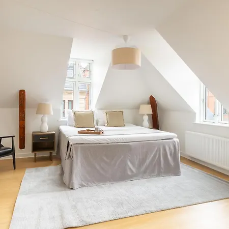 Apartment Sanders Leaves - Two-bedroom With Shared Roof-top Terrace