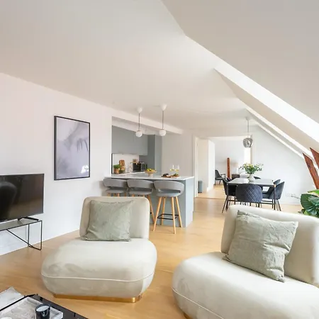 Sanders Leaves - Two-bedroom With Shared Roof-top Terrace *