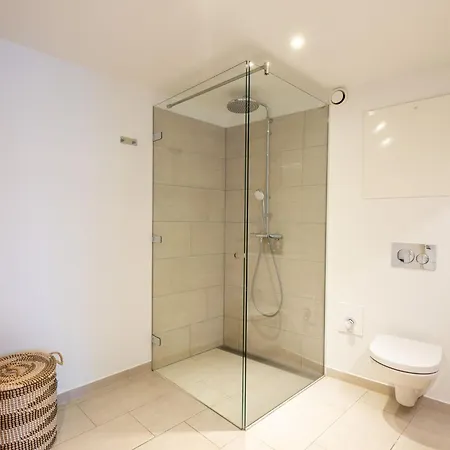 Sanders Leaves - Two-bedroom With Shared Roof-top Terrace *