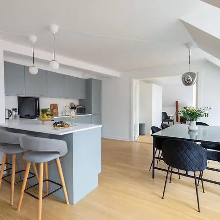 Sanders Leaves - Two-bedroom With Shared Roof-top Terrace *