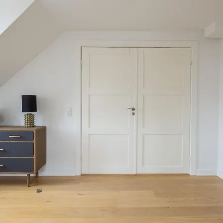 Sanders Leaves - Two-bedroom With Shared Roof-top Terrace