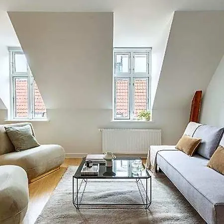Leaves 6 - 2 Bdr With Shared Roof Terrace *