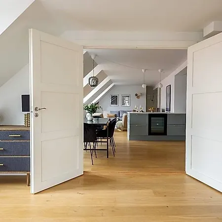 Leaves 6 - 2 Bdr With Shared Roof Terrace