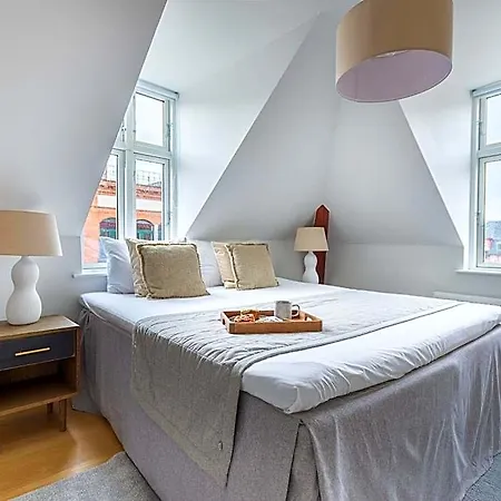 Leaves 6 - 2 Bdr With Shared Roof Terrace *