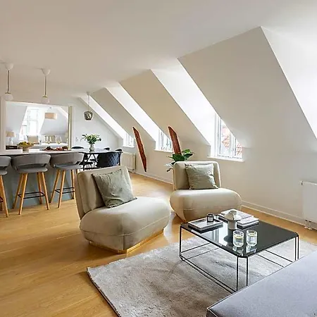 Leaves 6 - 2 Bdr With Shared Roof Terrace *