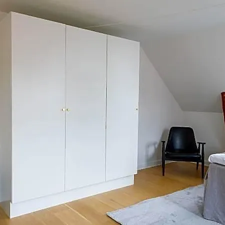 Leaves 6 - 2 Bdr With Shared Roof Terrace