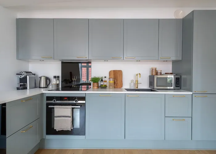 Leaves 6 - 2 Bdr With Shared Roof Terrace