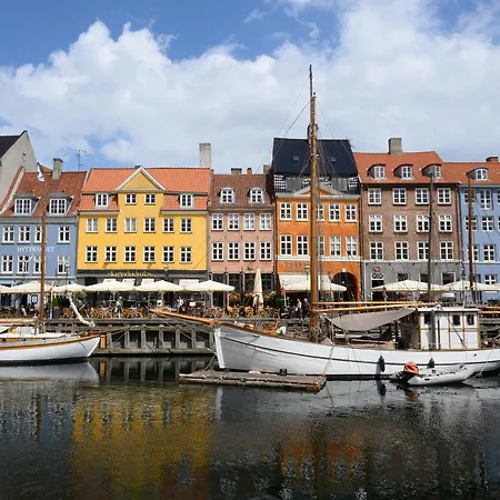 Leaves 6 - 2 Bdr With Shared Roof Terrace