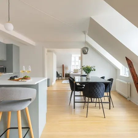 Sanders Leaves 6 - 2 Bdr With Shared Roof Terrace