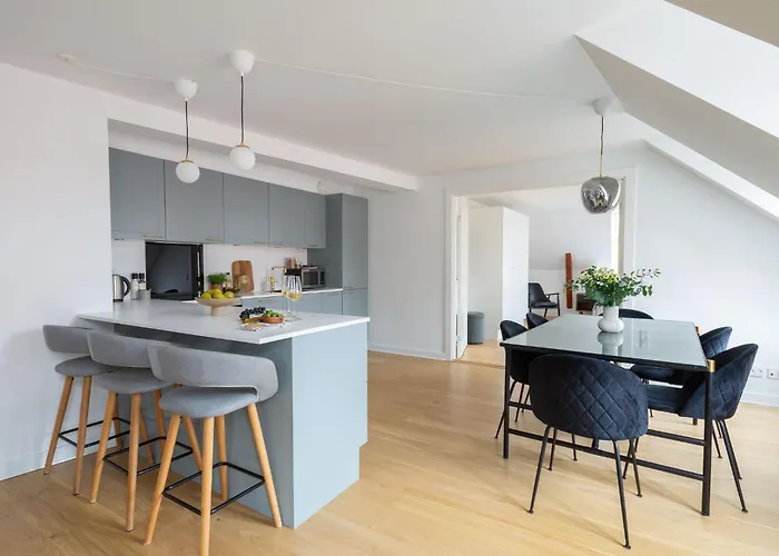 Leaves 6 - 2 Bdr With Shared Roof Terrace *